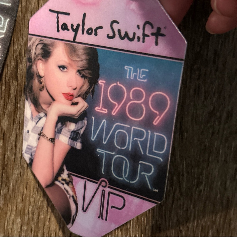 Taylor Swift VIP Pass Bundle - Picture 8 of 9